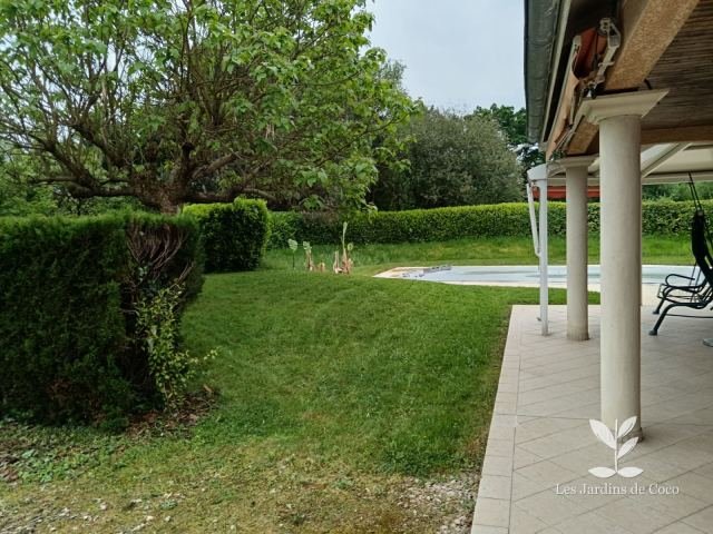 Haies taillées au cordeau autour d’une terrasse et d’une piscine